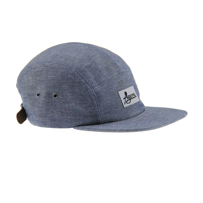 Denim Five Panel Camp Hat Dengan Label Tenun Di Bagian Depan Dan Tali Kulit