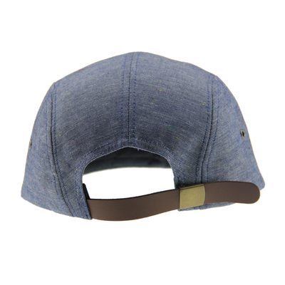 Denim Five Panel Camp Hat Dengan Label Tenun Di Bagian Depan Dan Tali Kulit