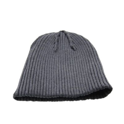 Topi topi berlapis abu-abu dengan logo kulit
