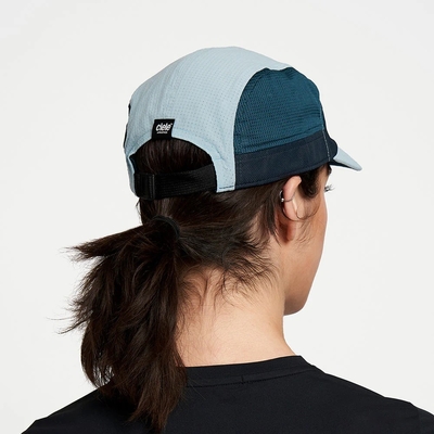 Suede Peak 5 Panel Camp Caps Dengan Sublimation Printing Crown Dan Leather Strap