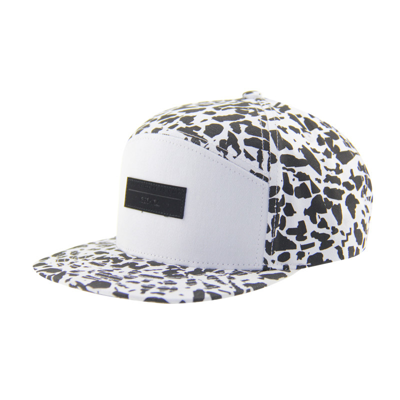 Fashion Allover Cetak 5 Panel Camp Cap Dengan Patch Kulit Logo Embossed Di Depan